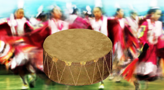Les pow-wow sont des rassemblements de tout le peuple, où les nations se réunissent, dansent et jouent du tambour.